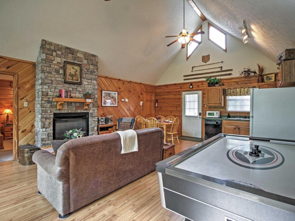 Idyllic Cabin With Hot Tub Less Than 2 Mi To Dollywood! Sevierville Eksteriør billede