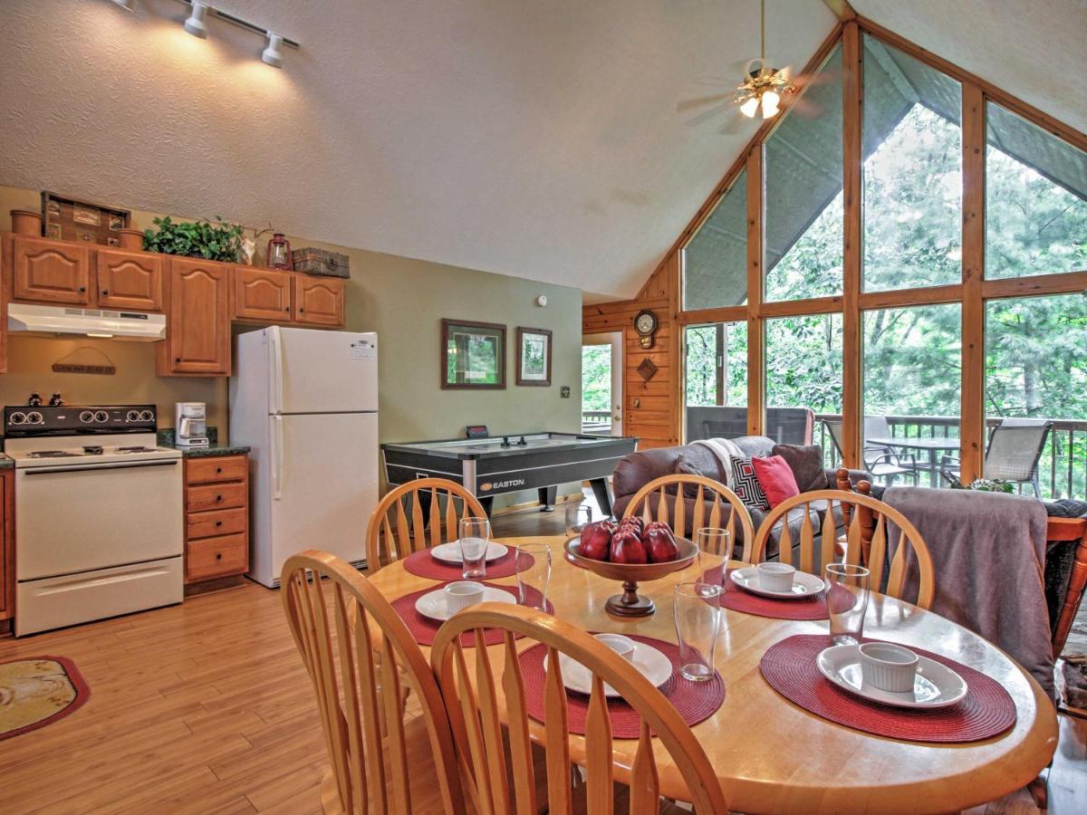 Idyllic Cabin With Hot Tub Less Than 2 Mi To Dollywood! Sevierville Eksteriør billede