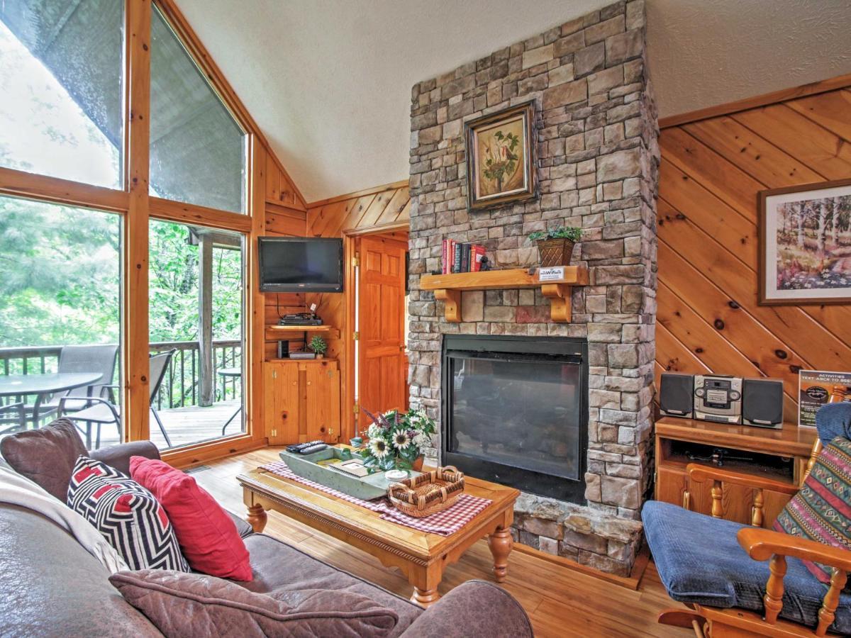 Idyllic Cabin With Hot Tub Less Than 2 Mi To Dollywood! Sevierville Eksteriør billede